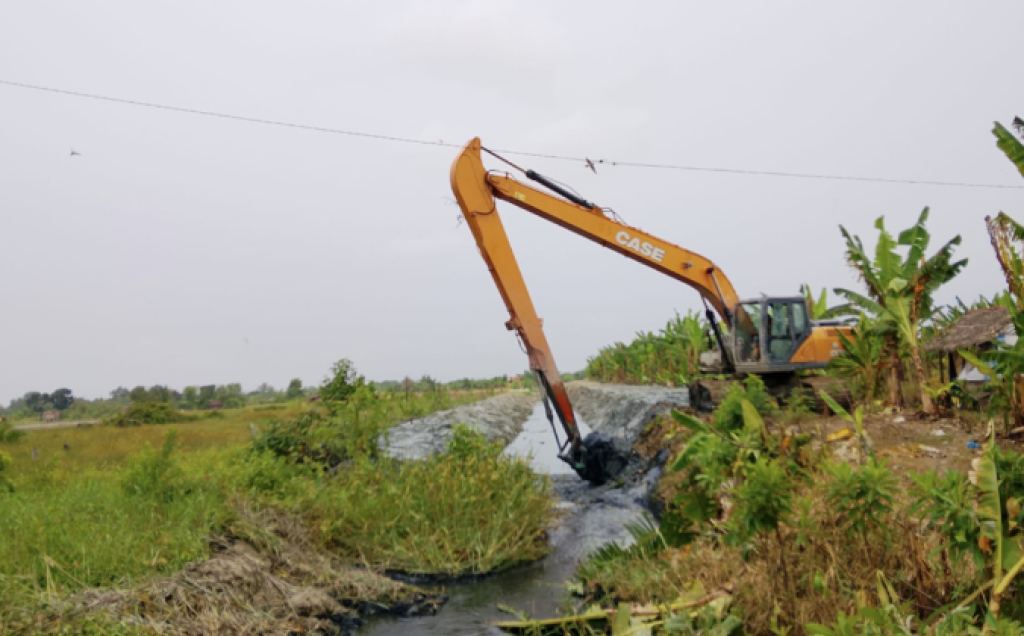 Genangan di Bagansiapiapi Mulai Surut, PUPR Rohil Kerahkan Dua Excavator