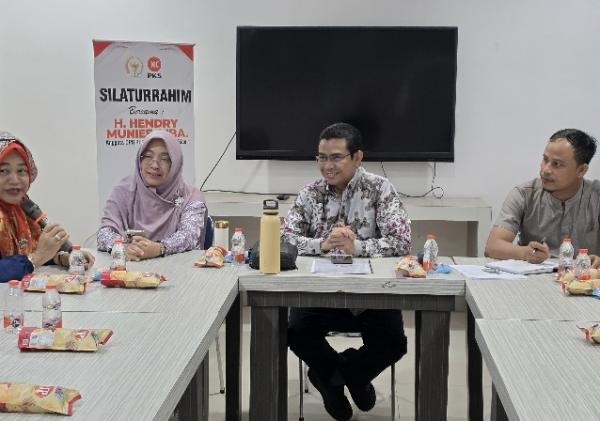Anggota DPR RI Dapil Riau-1 Hendry Munief Terima Silaturahmi Himpunan Siompu Kampar Riau