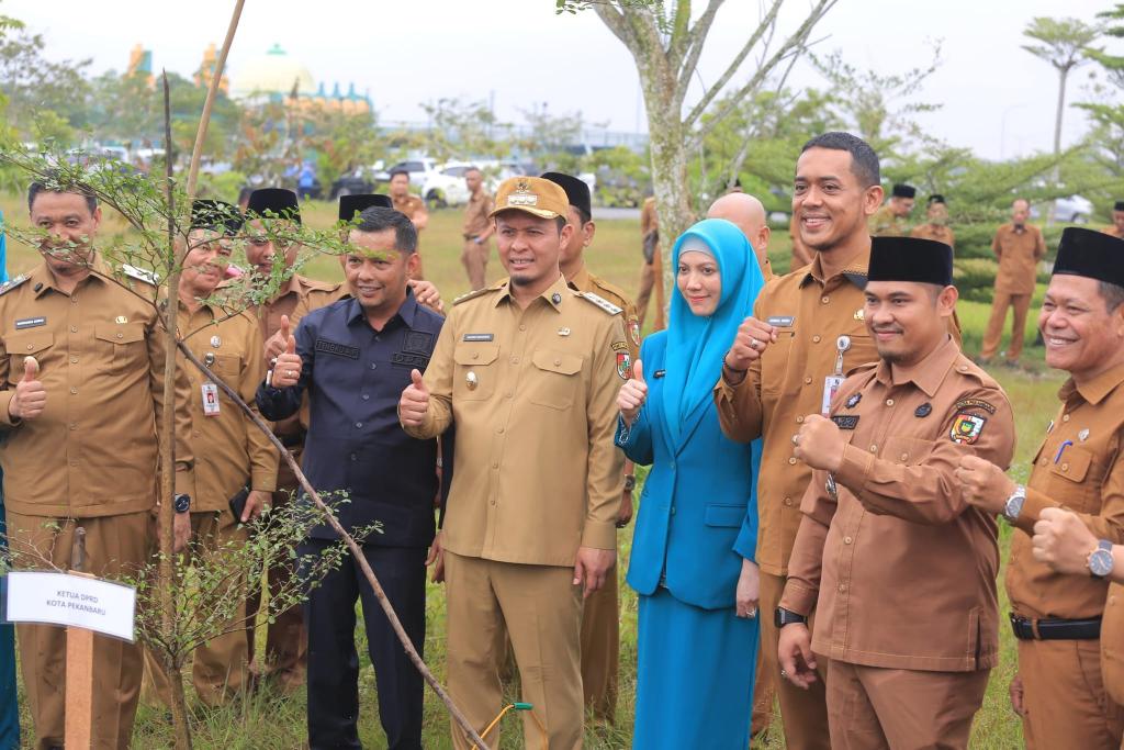 Wali Kota Pekanbaru Gerakkan 15.000 ASN & THL Tanam Pohon Serentak