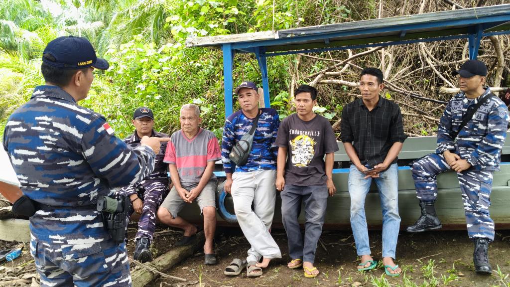 Posal Bengkalis Lakukan Patroli Jalur Perdagangan Internasional Sungai Siak dan Berikan Sosialisasi Hukum Kepada Masyarakat Pesisir Sungai