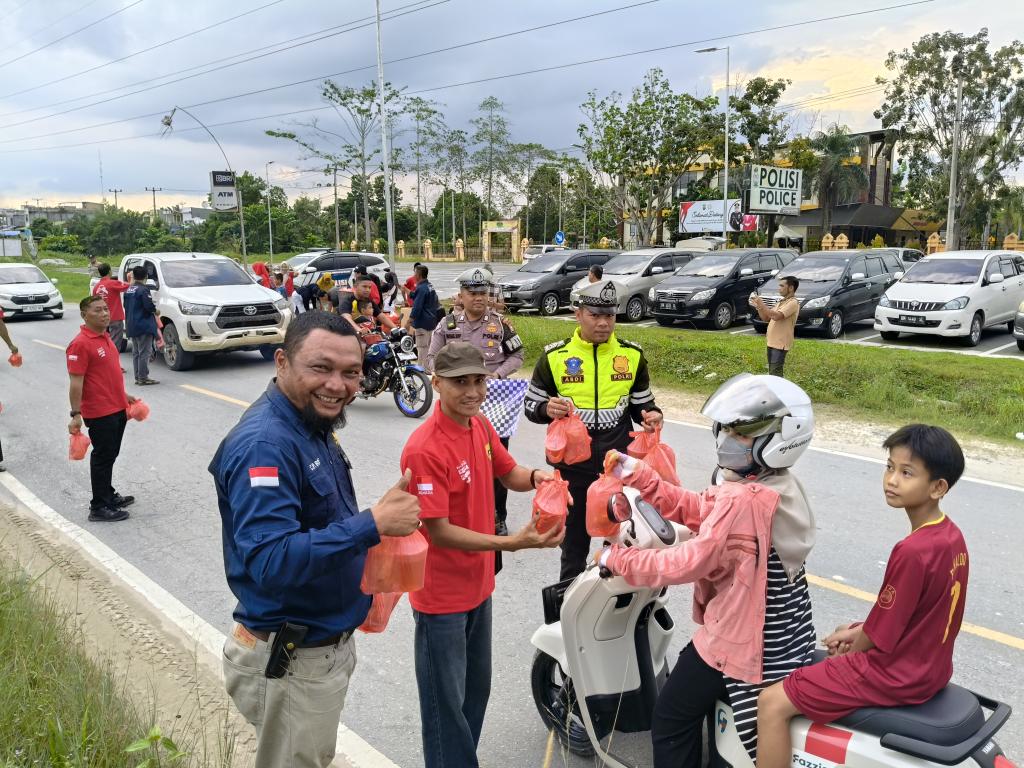 Bagikan 500 Paket Takjil dan Santuni Puluhan Anak Yatim Piatu, Cara Kigif Merah Putih Chapter Siak Berbagi di Bulan Suci Ramadhan