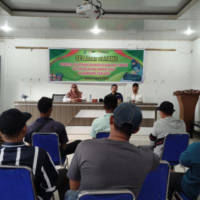 Dorong Peningkatan Ekonomi Nelayan, PT IKPP Perawang Beri Pelatihan dan Salurkan Ribuan Bibit Ikan Beserta Pakan Untuk Nelayan di Kampung Tualang