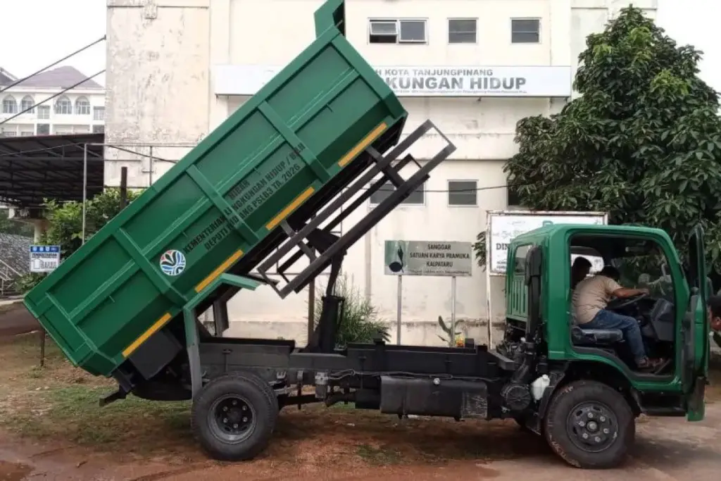 Tanjungpinang Terima Hibah Dump Truk Sampah dari Kementerian Lingkungan Hidup