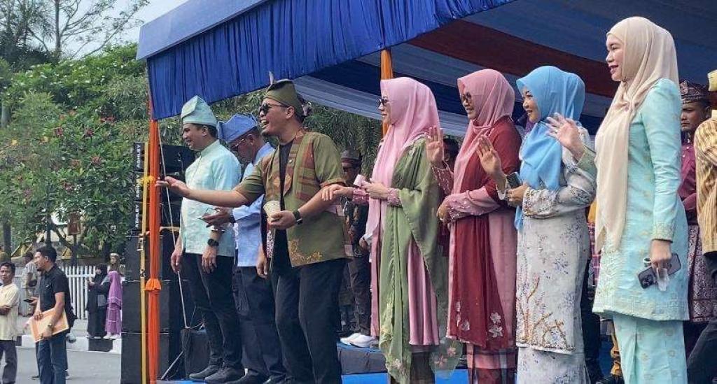 Meriah! Ribuan Warga Ikuti Pawai Taaruf MTQ Pekanbaru ke-57