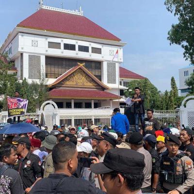 Demo di DPRD Batam, Warga Tanjung Sengkuang Desak Perbaikan Air Bersih 2x24 Jam