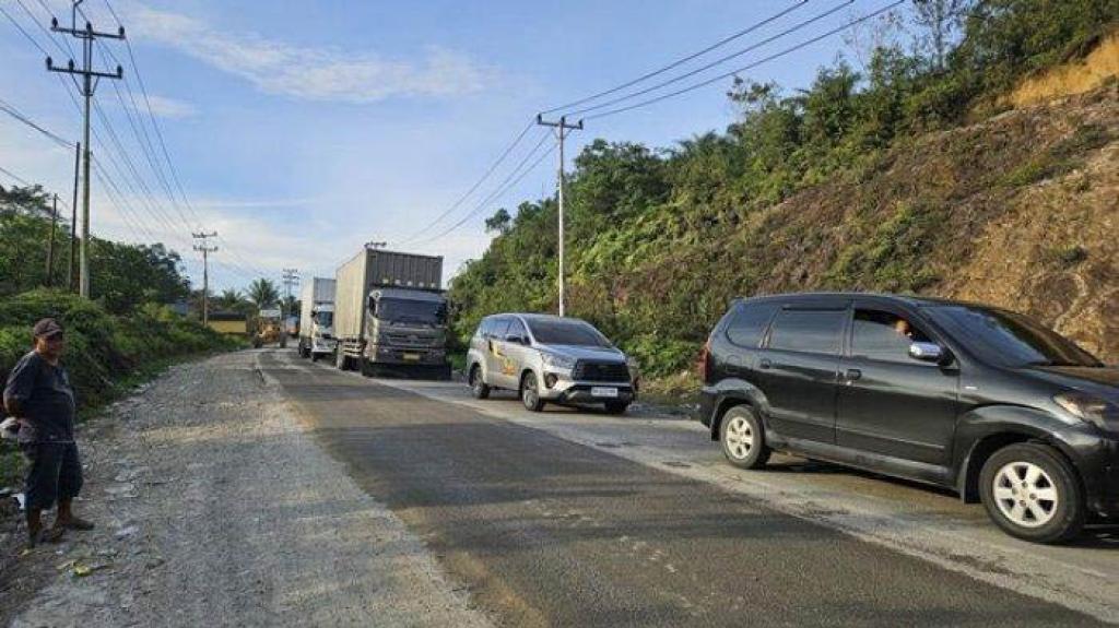 Jalan Lintas Riau-Sumbar Lancar, Volume Kendaraan Meningkat
