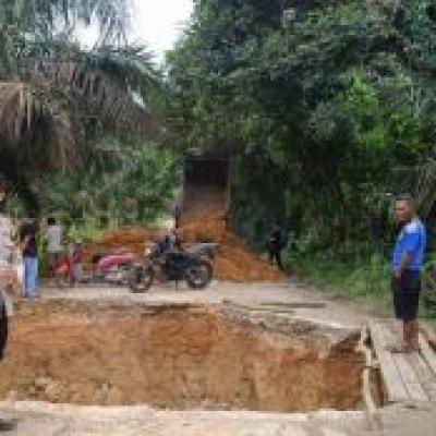 Jalan Penghubung Kuansing Amblas, Akses Warga Desa Simpang Raya dan Sungai Buluh Terputus