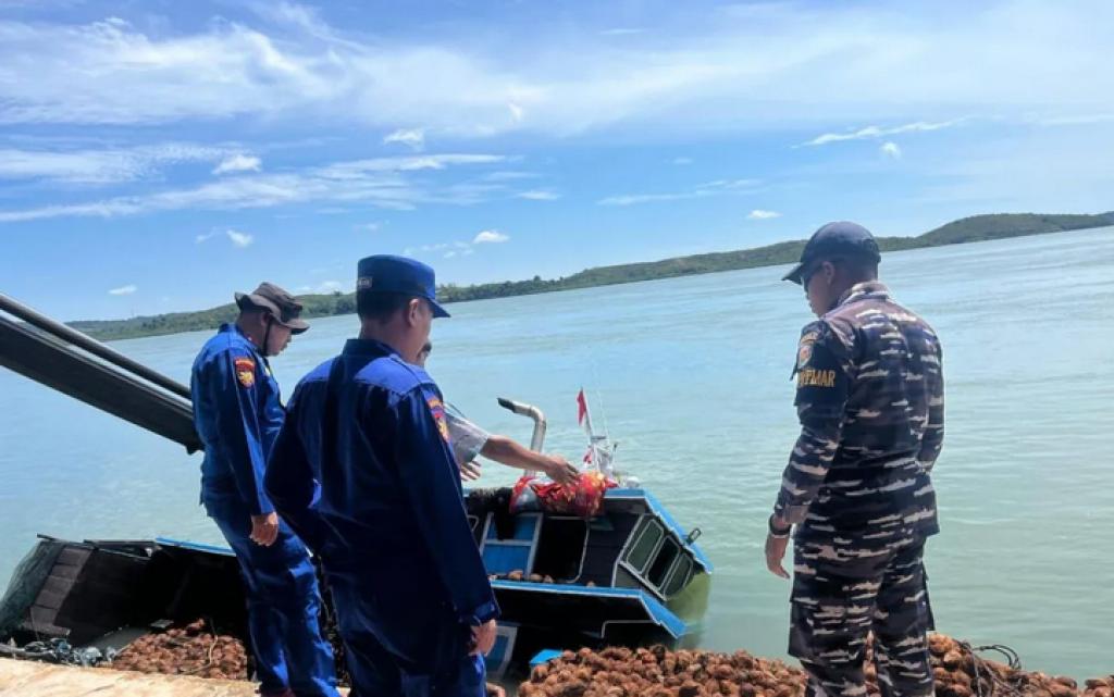 Kapal Bermuatan 60 Ton Kelapa Karam di Pelabuhan Golden Fish Batam