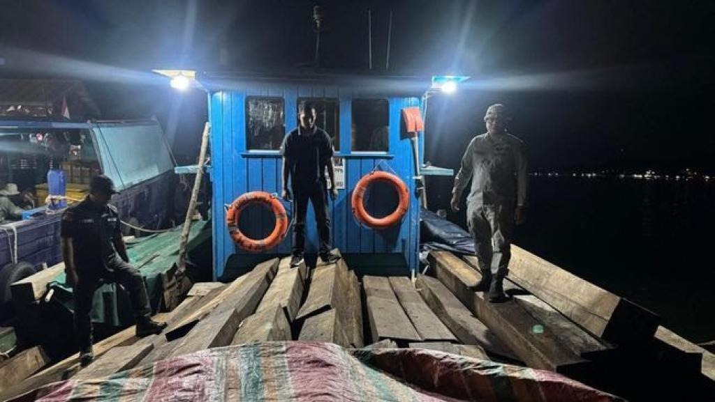 Bakamla RI dan Kemenhut Amankan Kayu Olahan Ilegal di Pelabuhan Sagulung