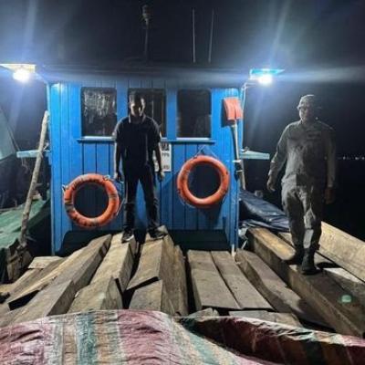 Bakamla RI dan Kemenhut Amankan Kayu Olahan Ilegal di Pelabuhan Sagulung