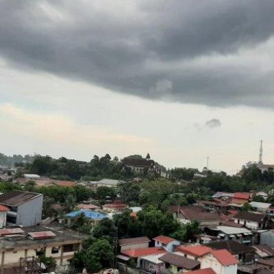 Hujan Disertai Petir dan Angin Kencang Ancam Riau Sore hingga Dini Hari Nanti