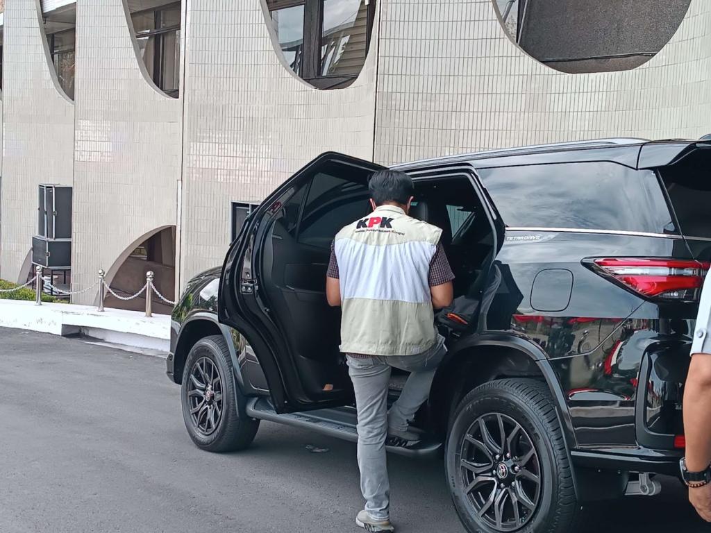 KPK Geledah Ruang Kerja Gubernur Wahid Dan Mobil Dinas SF Hariyanto