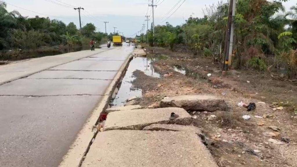 Jalan Lintas Timur Pelalawan KM 83 Rusak Berat Setelah Banjir