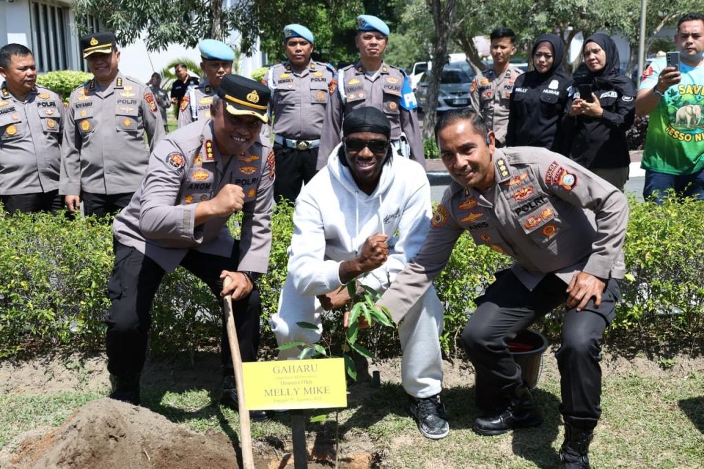 Dukung Program Green Policing, Rapper Melly Mike Tanam Pohon di Polda Riau