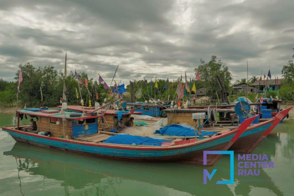 Nelayan di Riau Dapat Bantuan Kapal dan Ribuan Alat Tangkap