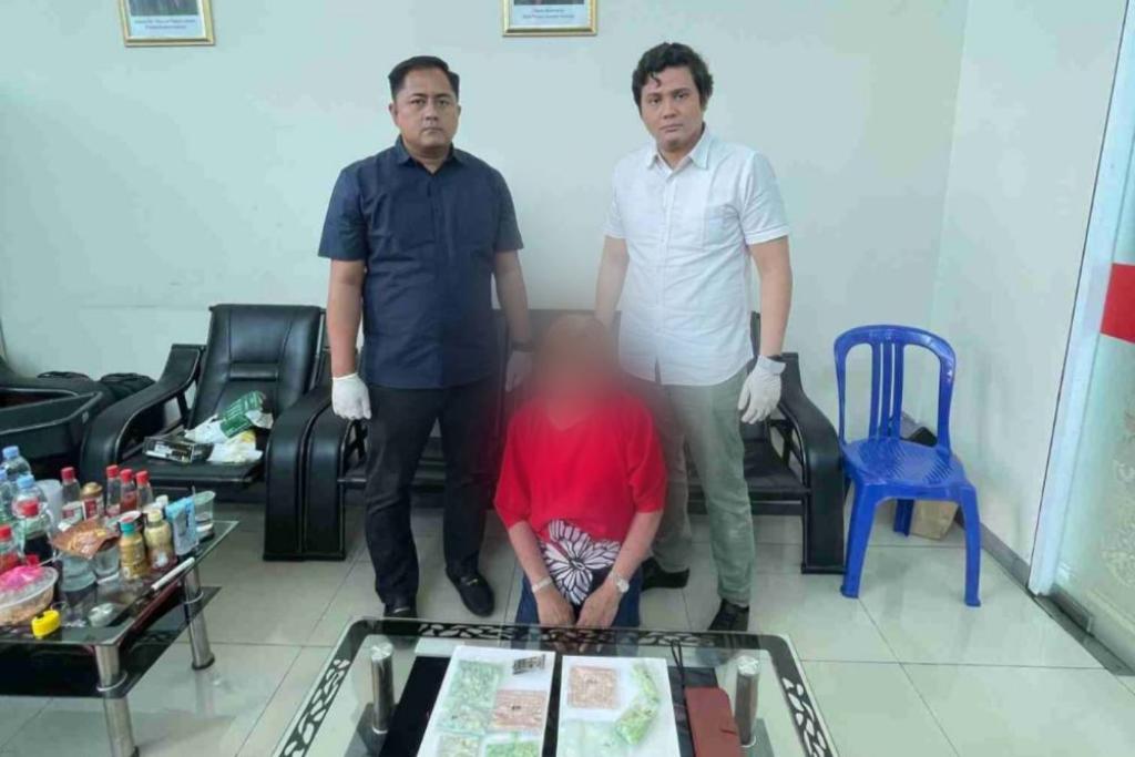 Nenek Asal Malaysia Tertangkap Selundupkan Ratusan Pil Ekstasi di Bandara SSK II Pekanbaru
