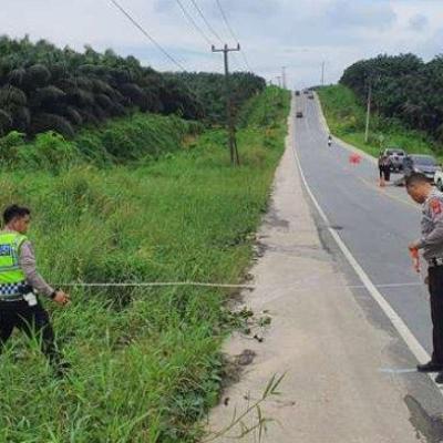 Korban Tewas Kecelakaan di Simpang Perak Pelalawan Ditemukan Terhimpit Motor