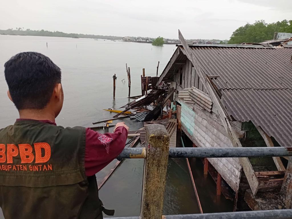Dipicu Curah Hujan dan Gelombang Tinggi, Sebuah Rumah di Tanjungpinang Ambruk