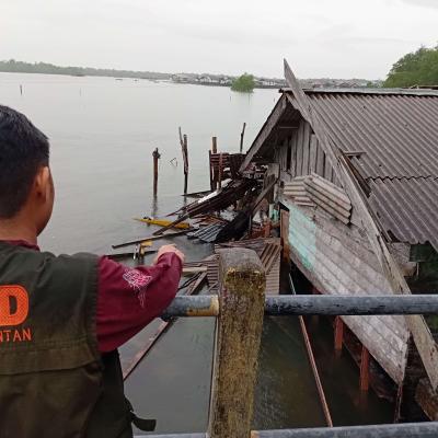 Dipicu Curah Hujan dan Gelombang Tinggi, Sebuah Rumah di Tanjungpinang Ambruk