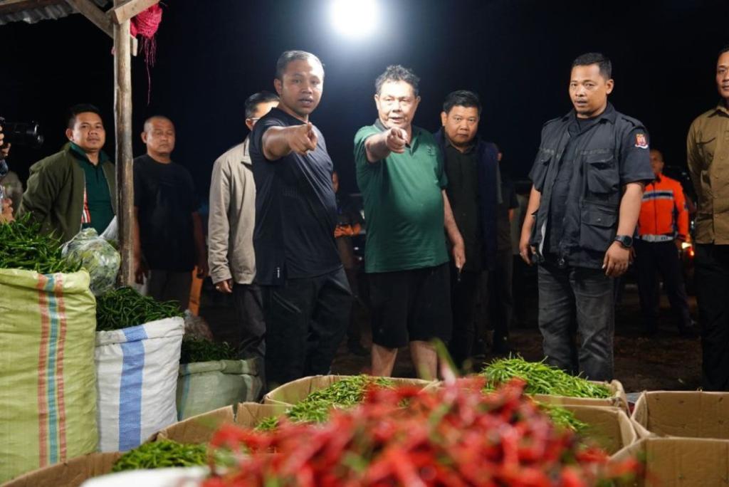 Gubri Abdul Pantau Harga Kebutuhan Pokok di Pasar Induk Saat Dini Hari