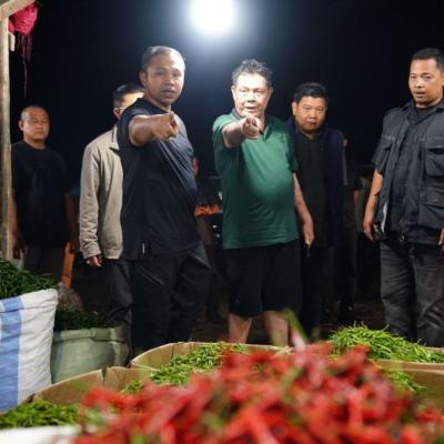 Gubri Abdul Pantau Harga Kebutuhan Pokok di Pasar Induk Saat Dini Hari