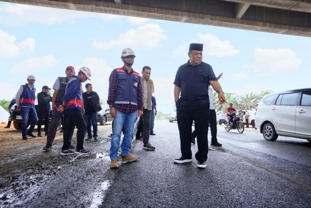 Plt Gubernur Riau Tinjau Progres Perbaikan Jalan Lintas Petapahan