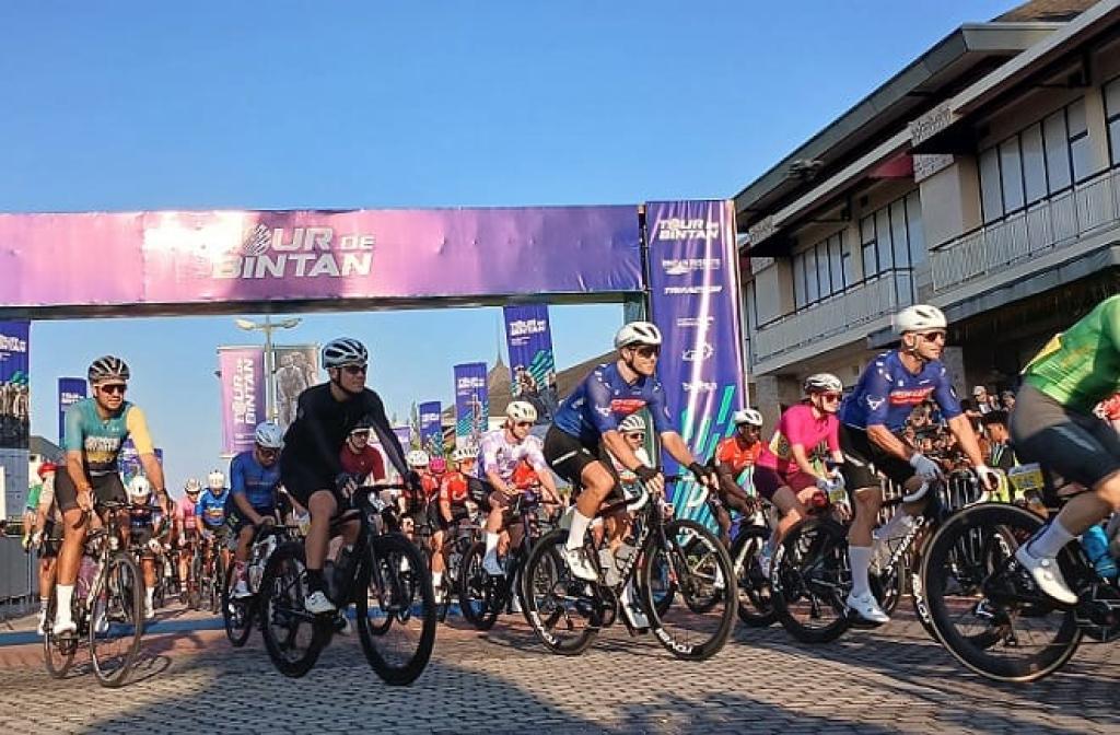 Pebalap Singapura Dominasi Podium Tour de Bintan 2026