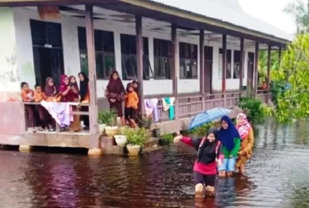 Banjir Lumpuhkan Aktivitas 24 Sekolah di Pelalawan