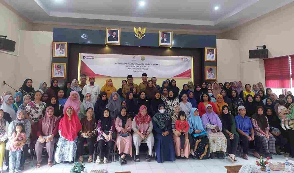 Wali Kota Lis Kembali Bagikan KKS, Pastikan Bantuan PKH dan Sembako Berjalan Lancar