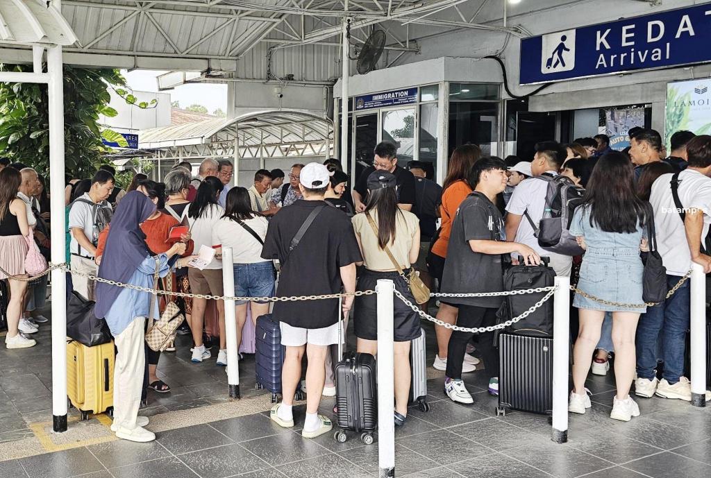 Terminal Feri Batam Kewalahan, Lonjakan Penumpang Capai 56 Persen Saat Libur Waisak