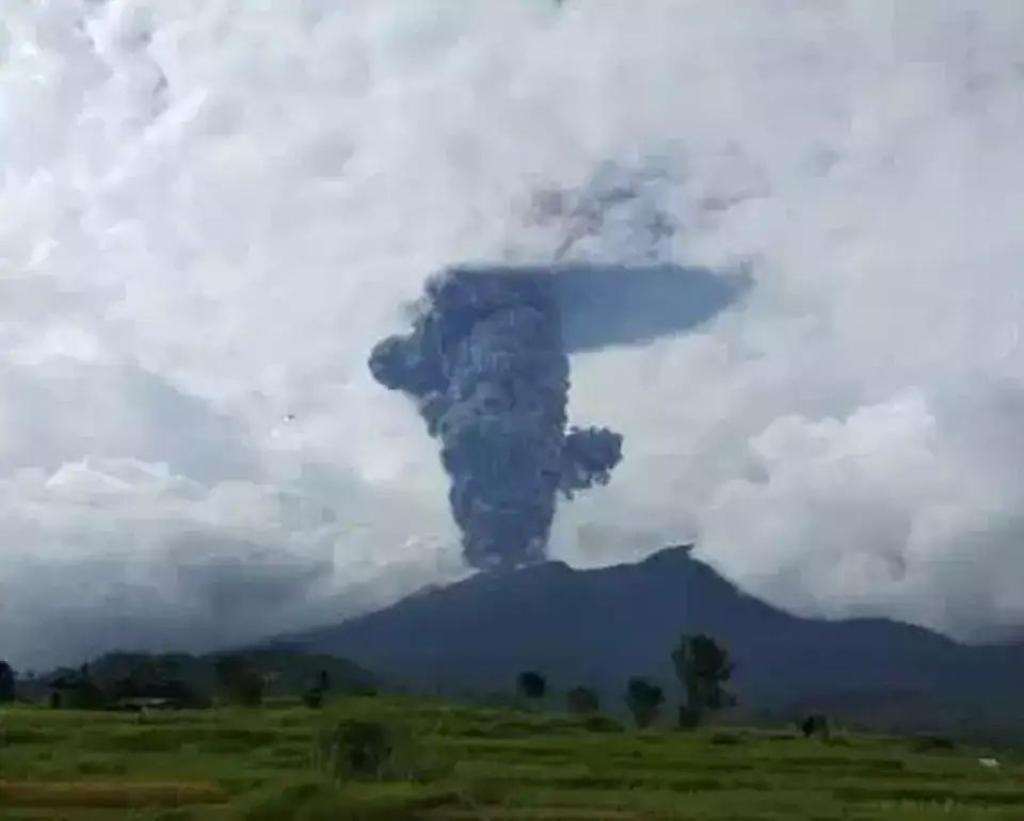 Gunung Marapi Erupsi Lagi, Suara Dentuman Kejutkan Warga Tanah Datar
