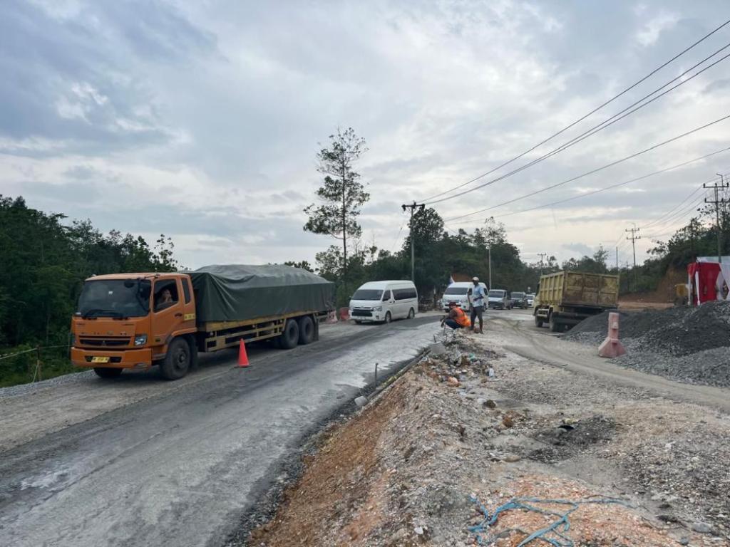 Pengaspalan Jalan Lintas Riau-Sumbar di Tanjung Alai Tertunda, Pondasi Belum Stabil