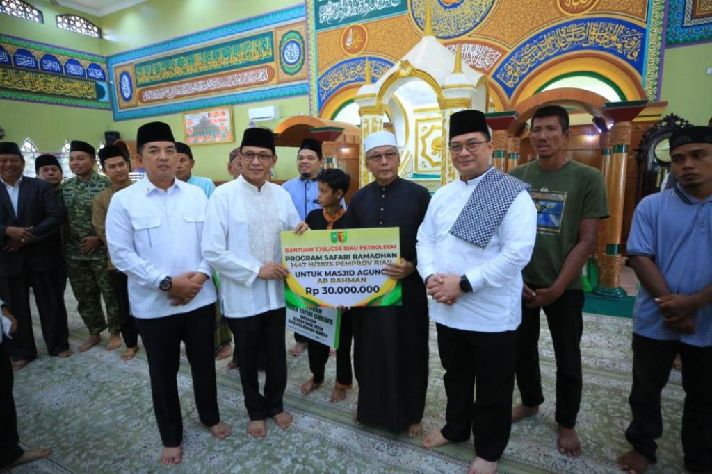 Pemprov Riau Salurkan Sejumlah Bantuan Saat Safari Ramadhan di Rengat