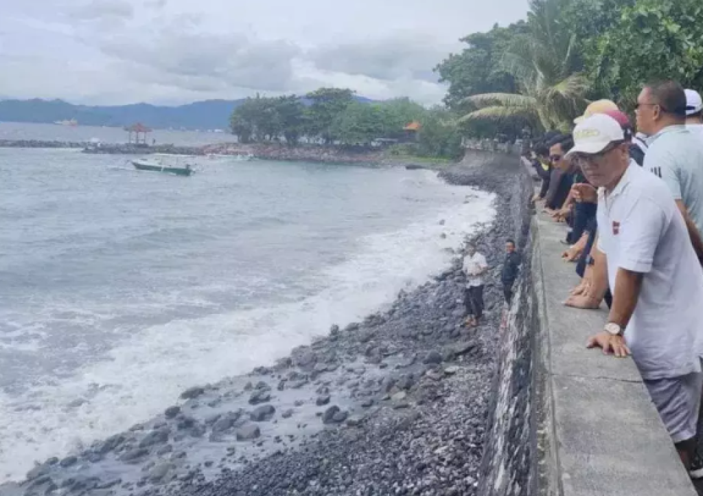 Tumpahan Minyak Bikin Wisatawan Menjauh dari Pantai Candidasa Bali