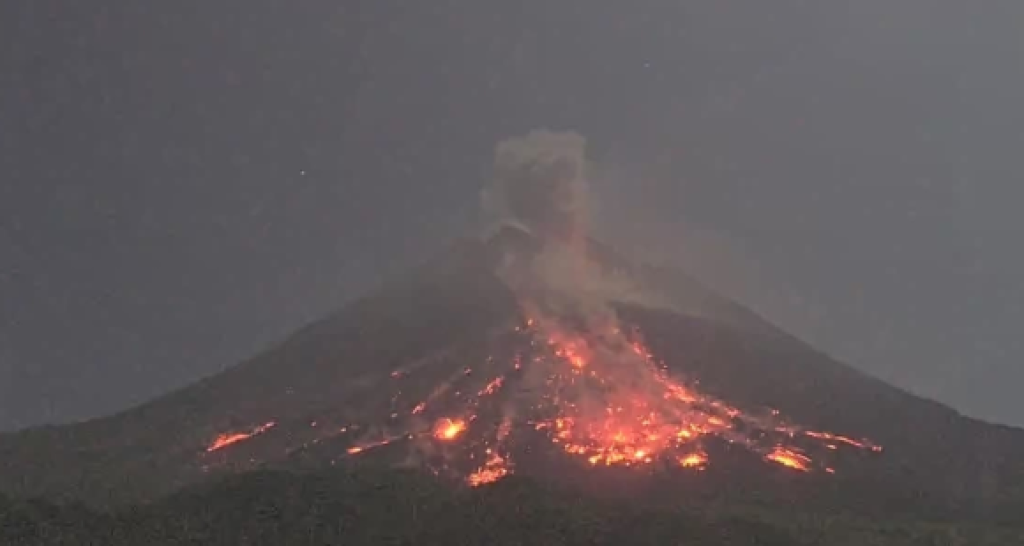 Warga Diimbau Waspada, Gunung Merapi Erupsi, Luncurkan 17 Lahar