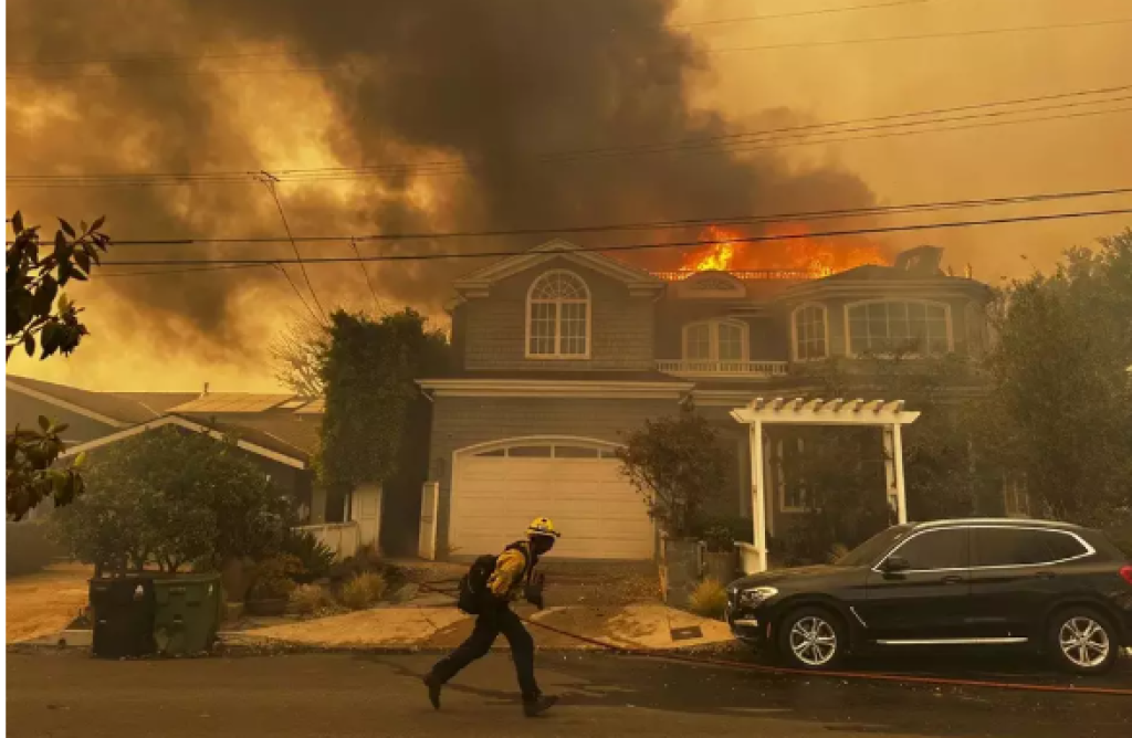 Mengerikan, Ribuan Orang Mengungsi Akibat Kebakaran Hutan yang Tak Terkendali dan Menghancurkan Rumah-Rumah di Wilayah Los Angeles