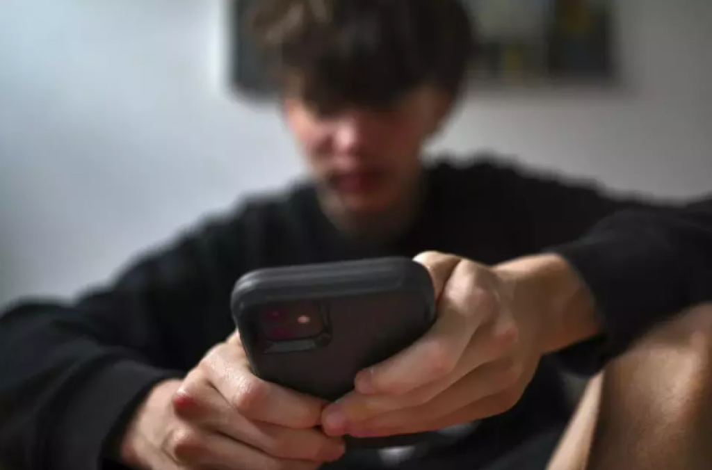 Ikuti Jejak Australia, Indonesia Pertimbangkan Lakukan Pembatasan Usia Anak Dalam Bermedia Sosial