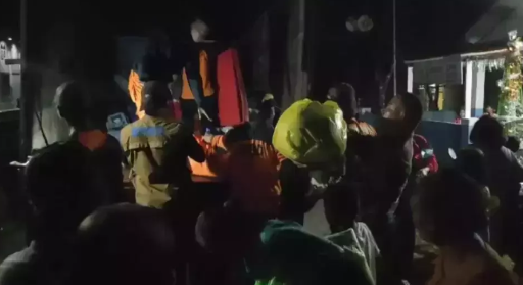 Warga di Lereng Gunung Ibu di Maluku Utara Terpaksa Mengungsi Akibat Erupsi