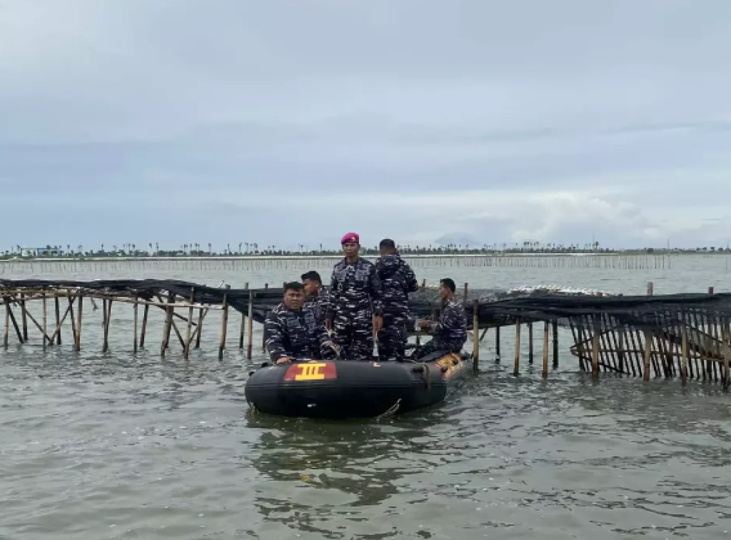 Atas Perintah Prabowo, TNI AL Bongkar Pagar Bambu Misterius di Perairan Tangerang
