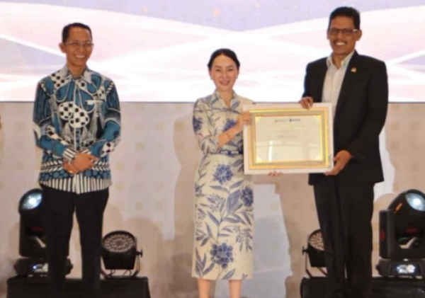 Dorong Investasi Batam, Ketua DPRD Kamaluddin Terima Penghargaan BP Batam