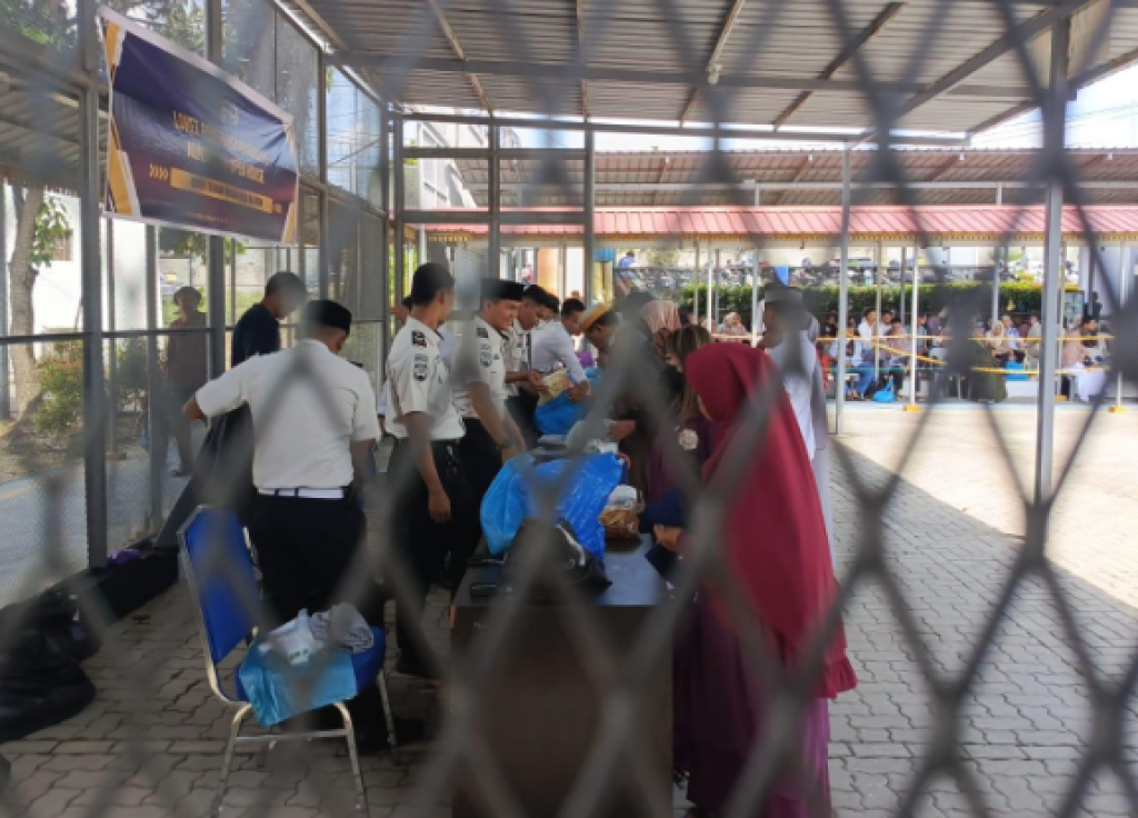 Kunjungan Lebaran di Rutan Batam Membludak, Ribuan Pembesuk Datangi Warga Binaan