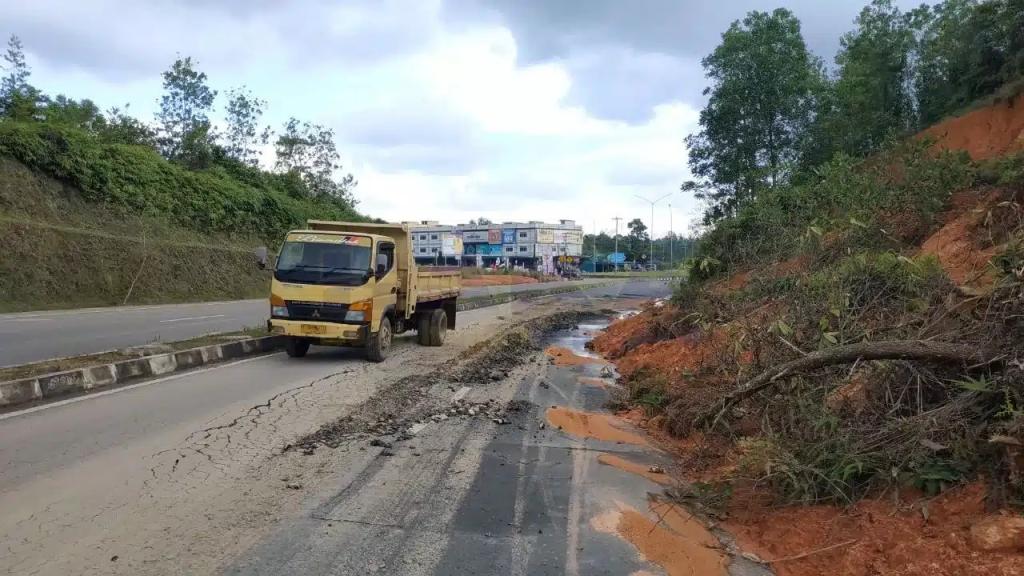 Jalan Lintas Timur Bintan Rawan Longsor, Warga Diminta Berhati-hati