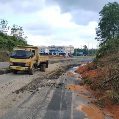 Jalan Lintas Timur Bintan Rawan Longsor, Warga Diminta Berhati-hati