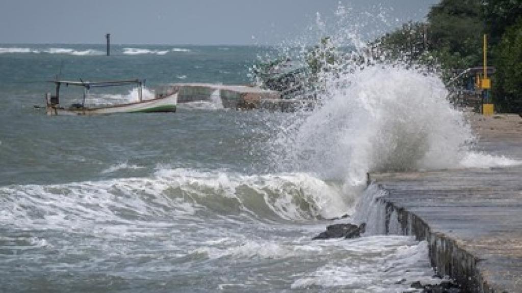 BMKG Prediksi Cuaca Kepri: Berawan Tebal, Potensi Hujan, dan Gelombang Tinggi