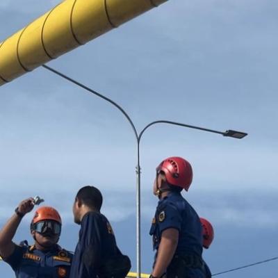 Ngaku Sering Dimarahi Istri, Pria di Pekanbaru Nekat Panjat Jembatan Siak IV