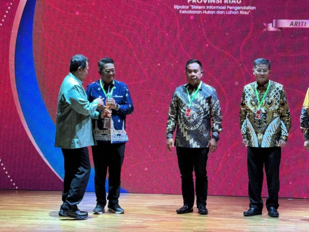 Serius Tangani Karhutla, Pemprov Riau Terima Penghargaan Bhumandala Awards Tahun 2025