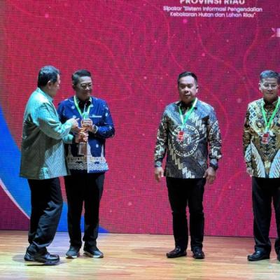 Serius Tangani Karhutla, Pemprov Riau Terima Penghargaan Bhumandala Awards Tahun 2025