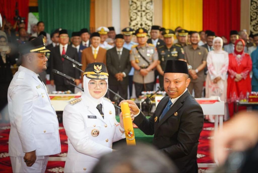 Lantik Afni-Syamsurizal Sebagai Pemimpin Baru Siak, Ini Pesan Gubernur Wahid