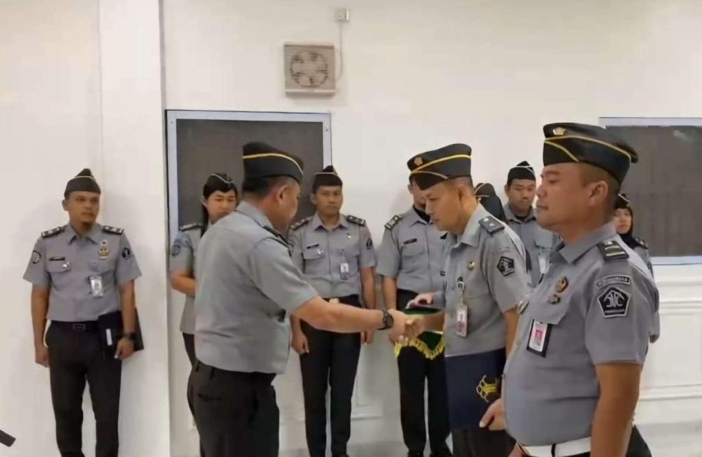 Dinilai Berjasa Cegah Peredaran Narkoba, Petugas Lapas Batam Terima Penghargaan