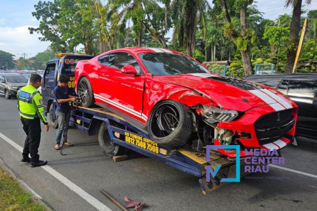 Kurang Hati-hati, Pengemudi Mobil Sport Mustang Alami Kecelakaan Tunggal